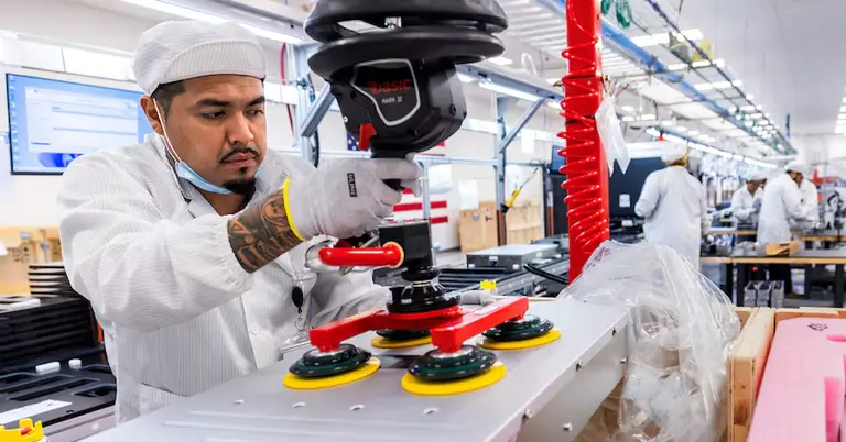 হিউসটনের কারখানায় কাজ করছেন এক কর্মী